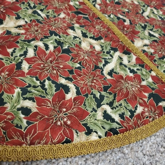 Vintage Handmade Quilt and Embroidered Pointsetta Christmas Tree Skirt - Picture 8 of 8
